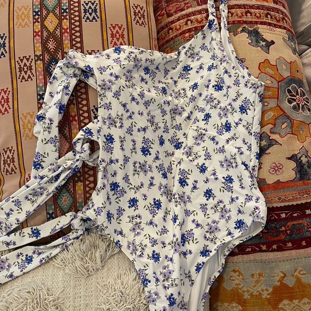 Never worn Guess Paisley/Floral Side Tie One Piece